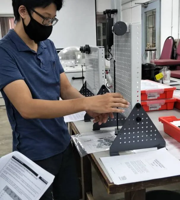 Training for Gear Trains Kit Model: ES13 & Pulley Kit Model: ES10